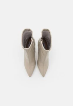 Steve Madden Vanya - Korte Laarzen - Greige -Steve Madden 3f7ce79f4e4c4083af8e5bc6a18a5008